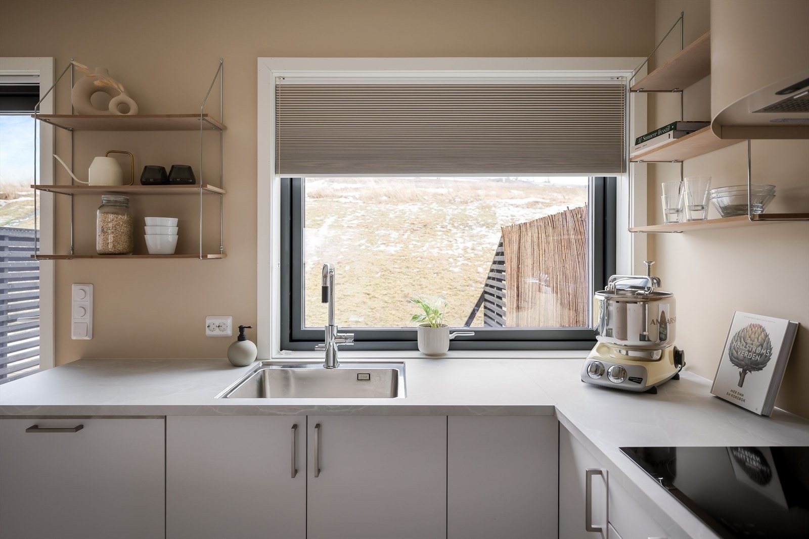 Kjøkkenet har blandebatteri med uttrekkbar funksjon som gir fleksibel og praktisk bruk. Galleribilde