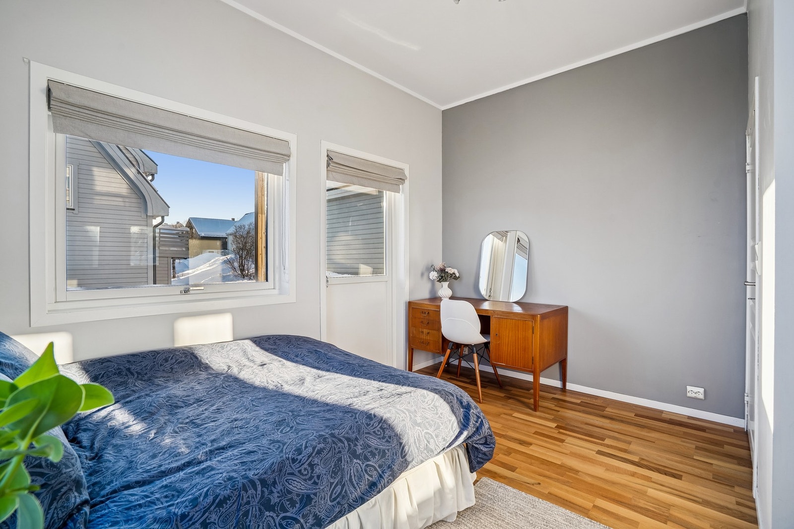 Fra soverom 1 er det utgang til balkong. Galleribilde