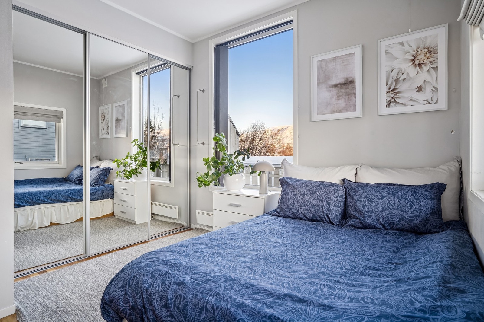 i 1 etg er det 2 soverom - soverom 1 med skyvedørsgarderobe. Galleribilde