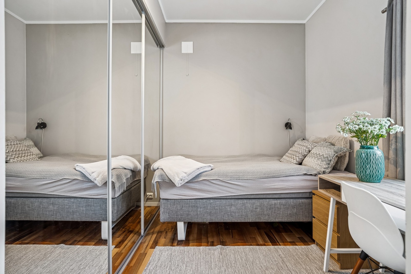 Soverom 2 med skyvedørsgarderobe. Galleribilde