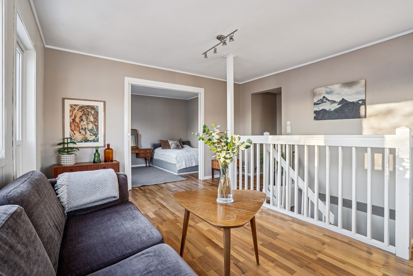 Stue er todelt med skyvedører- her kan man ha egen Tv stue del/hjemmekontor eller ekstra soveplass. Galleribilde