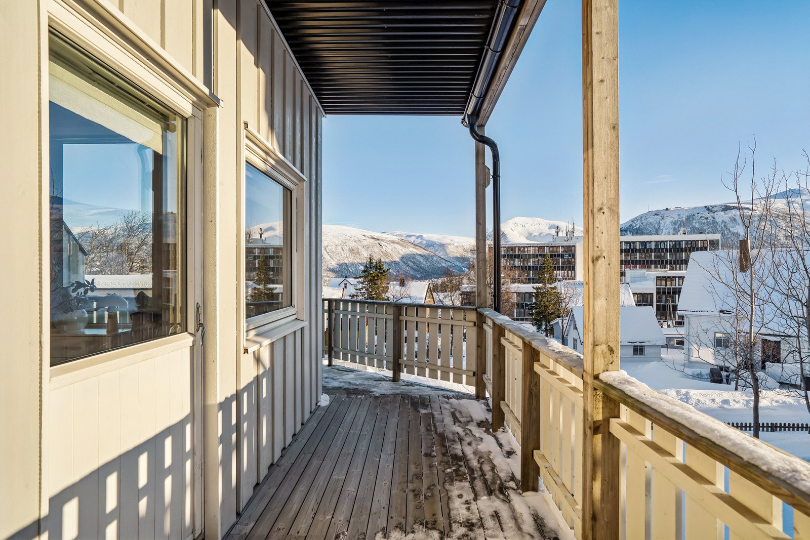 Balkong 1 etg hvor deler er takoverbyd. Galleribilde