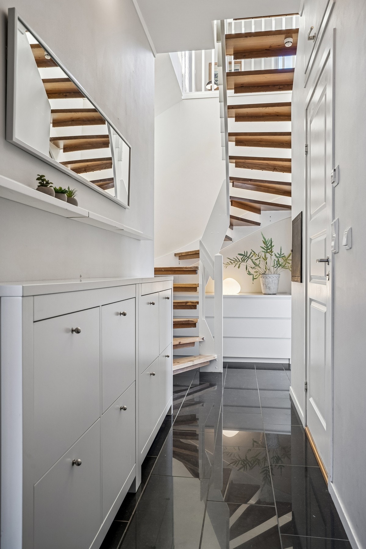 Gang med trapp opp til 2 etg. Galleribilde