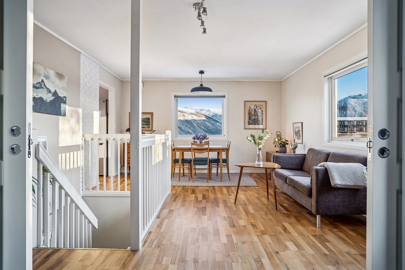 Fra 1 etg så kommer man inn i stuen. Galleribilde