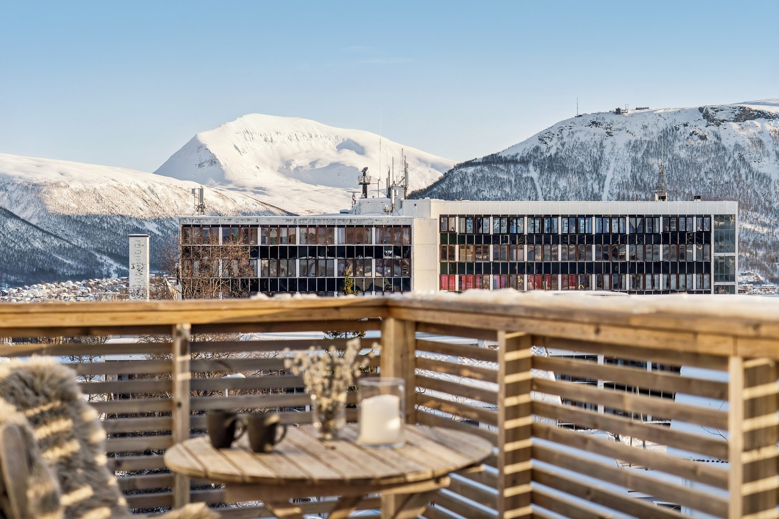 Utsikt fra balkong i 2 etg mot Tromsdalstinden og Fløya. Galleribilde