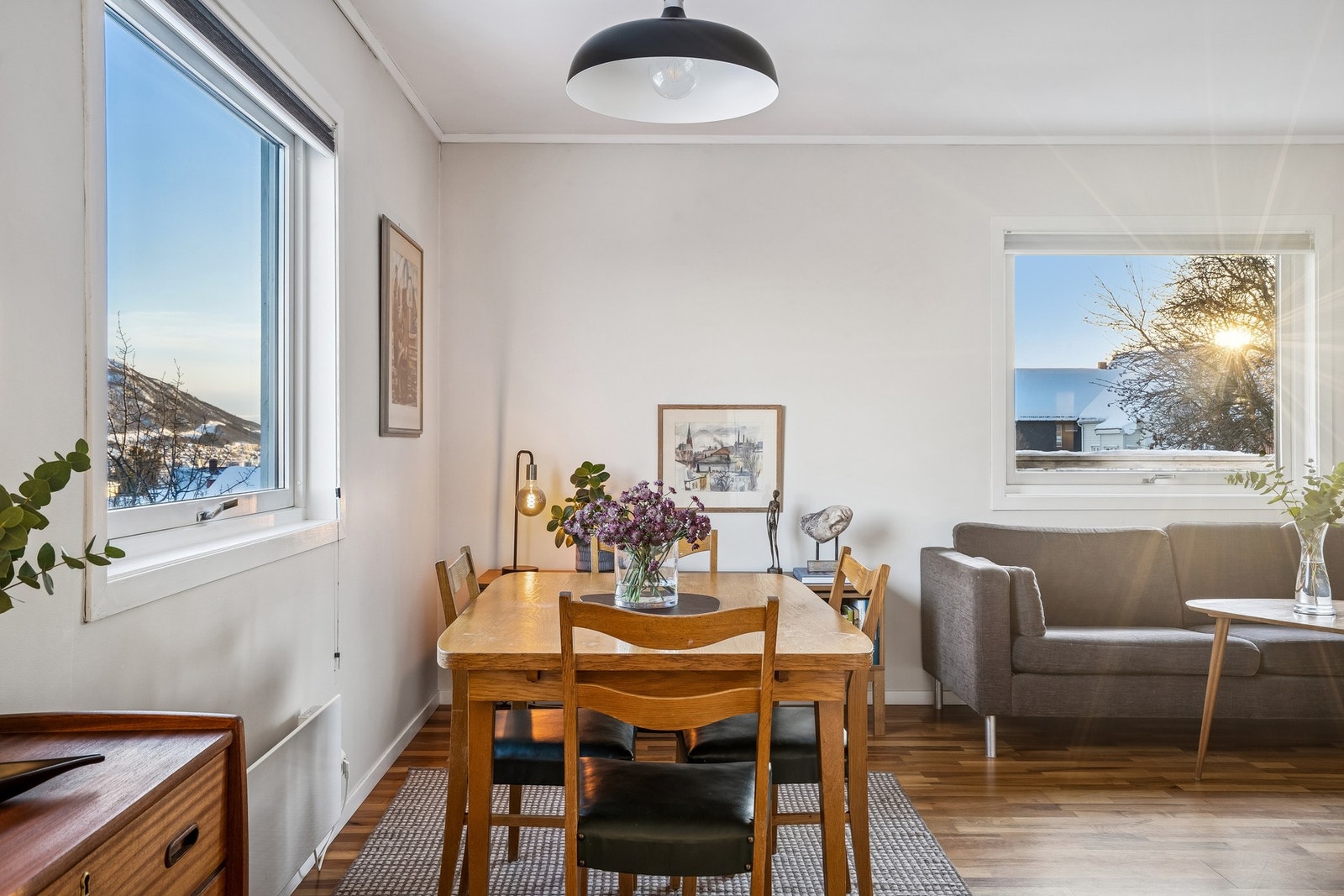 Stue med plass til spisebord. Galleribilde