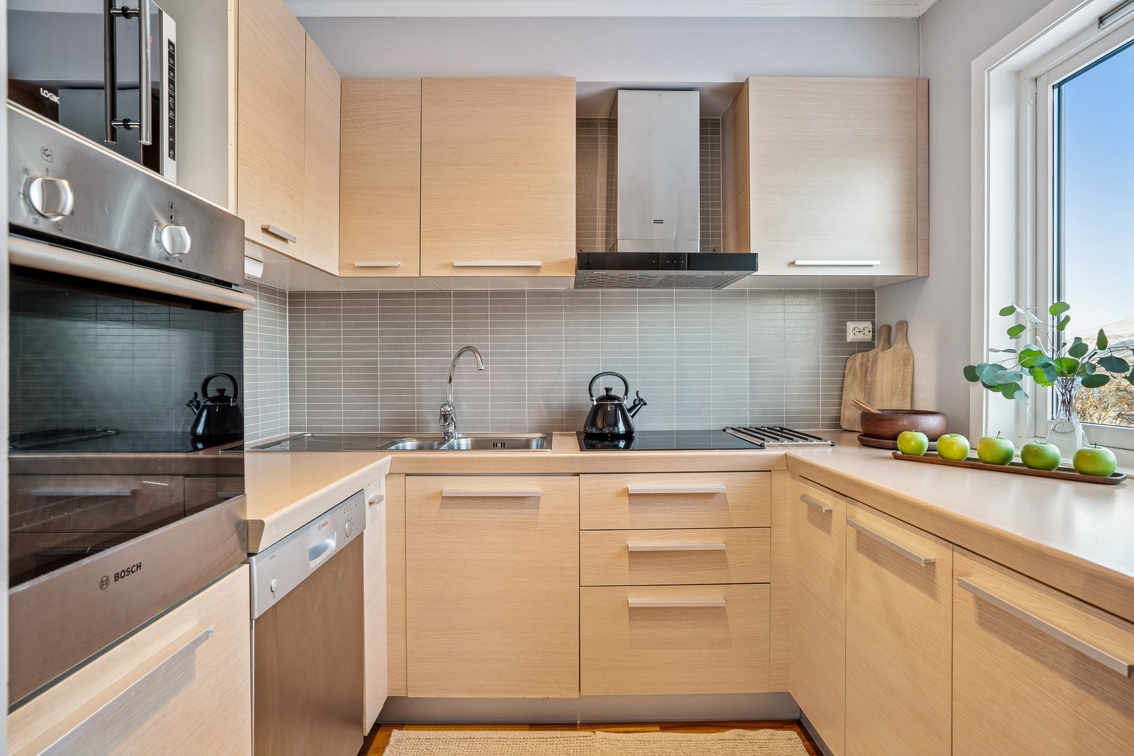 Kjøkken med godt med benkeplass. Galleribilde