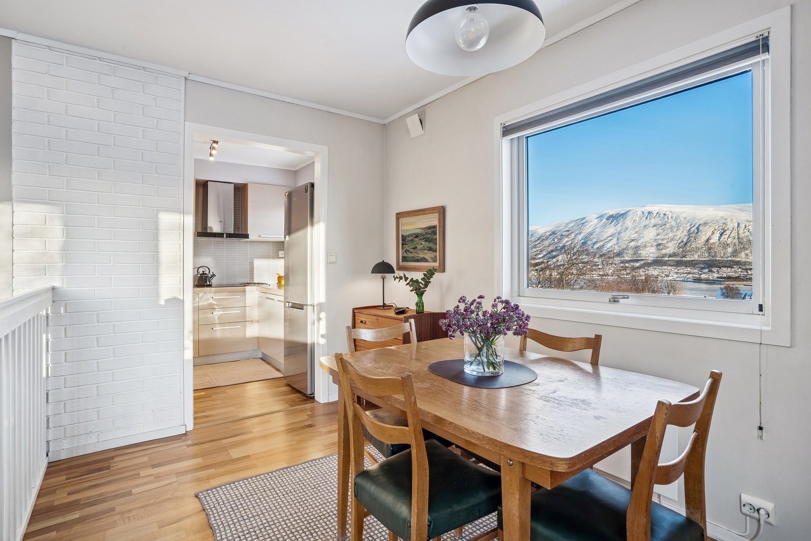 Stue og kjøkken. Galleribilde