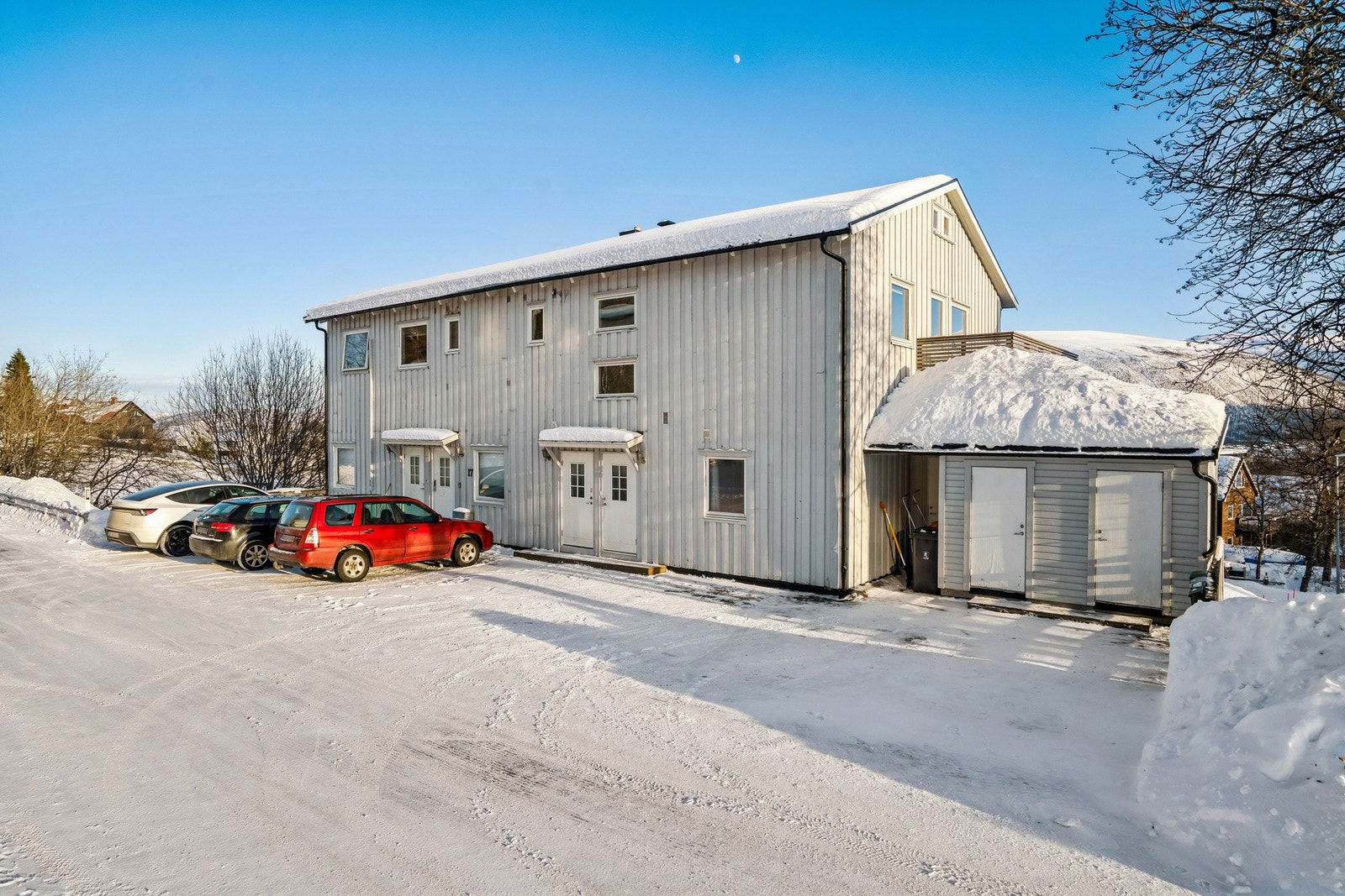 Sameiet består av 5 leiligheter. Leiligheten disponerer 2 p-plasser ved inngangen. Galleribilde