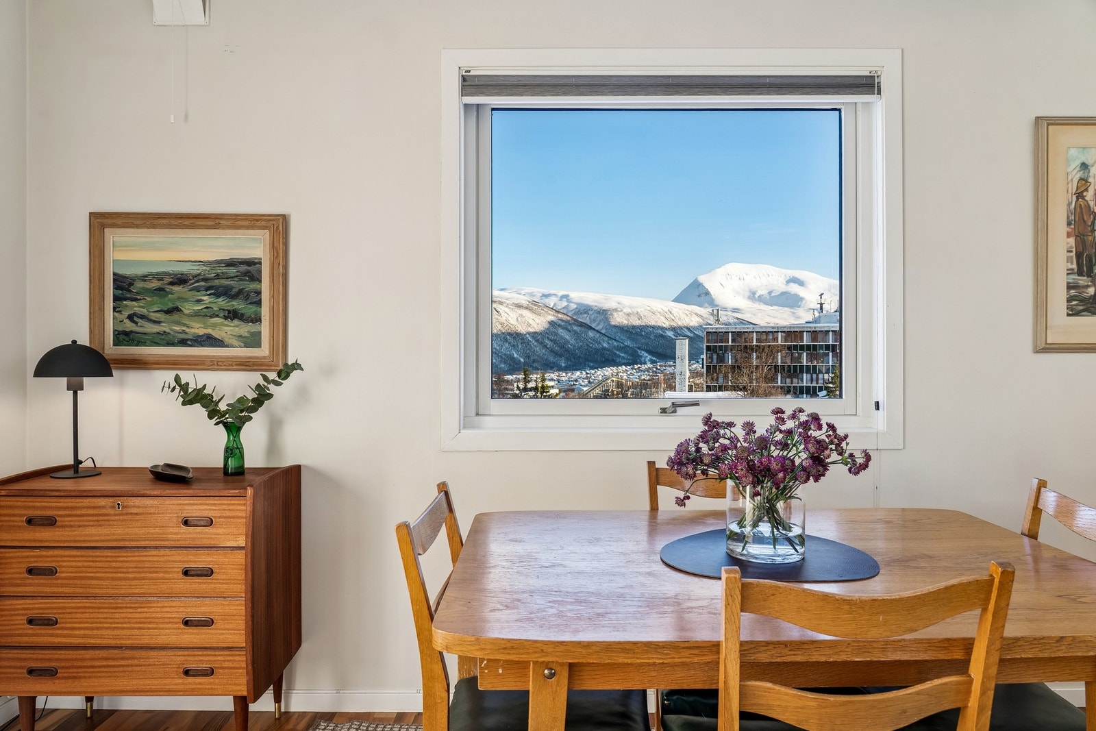 Flott utsikt fra stuen mot Tromsdalstinden. Galleribilde