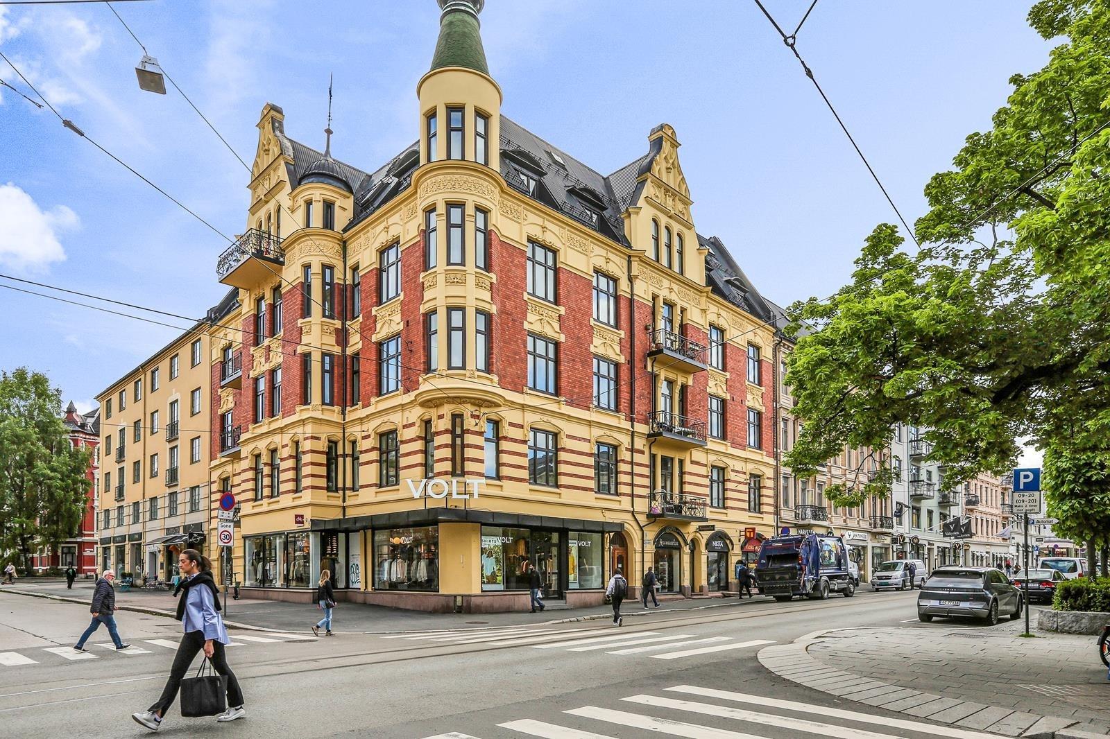 Populære Bogstadveien ligger 20 meter fra bygget og yrer av liv Galleribilde