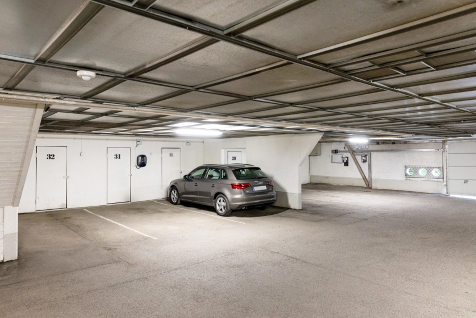 Det medfølger to garasjeplasser - Den ene garasjeplassen ligger i bygningens underetasje med adkomst via felles trapp- og heishus Galleribilde