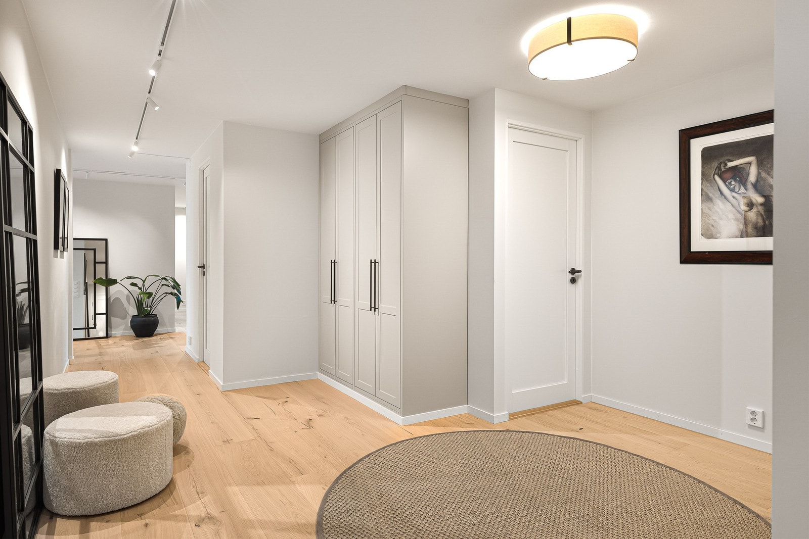 Meget romslig hall med plassbygget garderobe Galleribilde