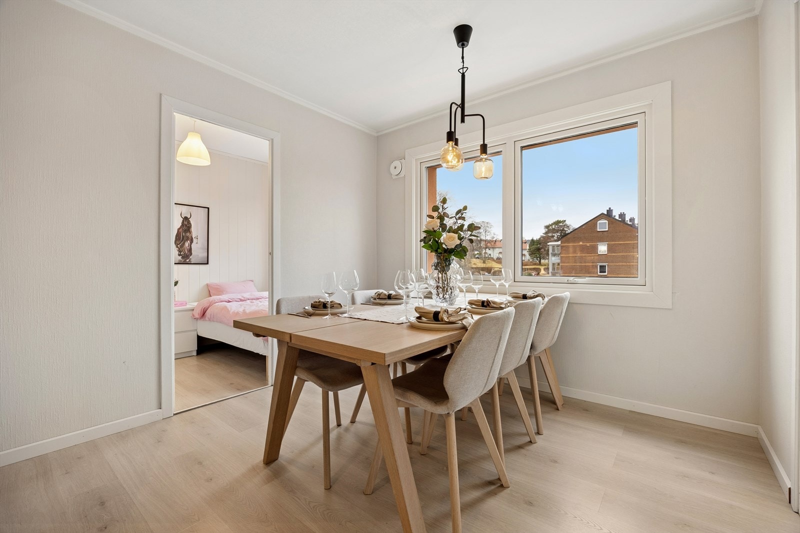 Hyggelig spiseplass i tilknytning til kjøkkenet. Galleribilde