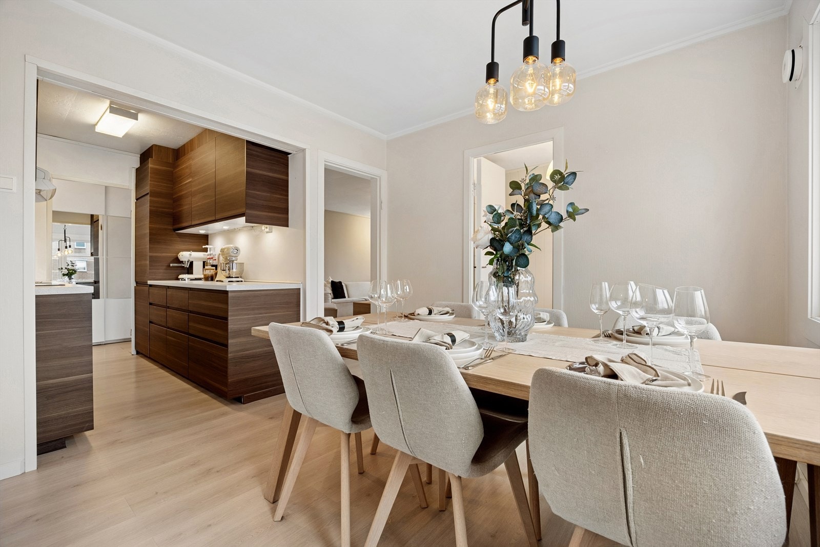 Lyst kjøkken med spiseplass og god romfølelse. Galleribilde