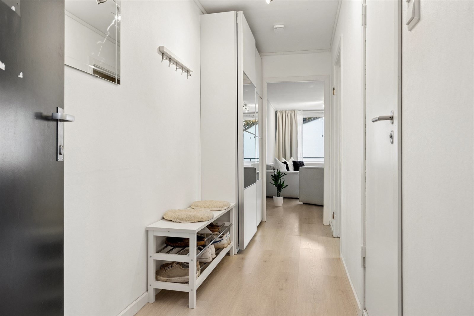 Gang med plass til oppbevaring. Galleribilde