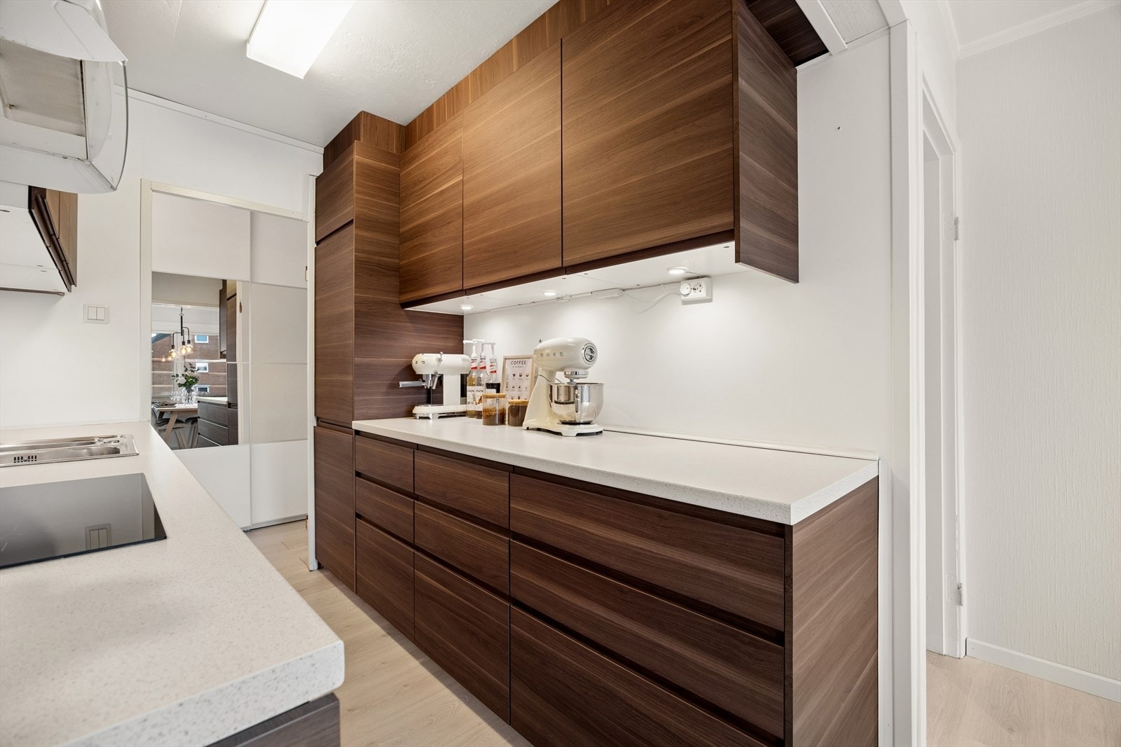 Kjøkkenet har god arbeidsflate og rikelig med skapplass. Galleribilde