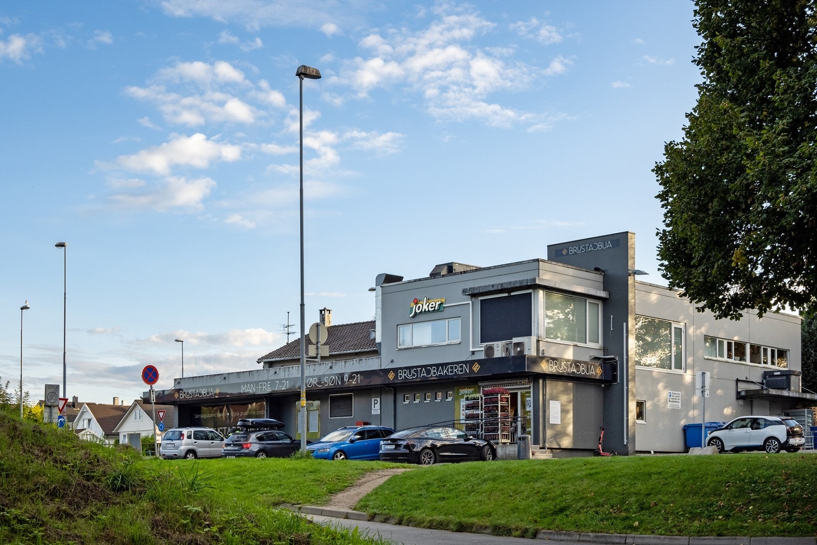 I nærheten finner du blant annet søndagsåpen Joker og Brustadbakeren Galleribilde