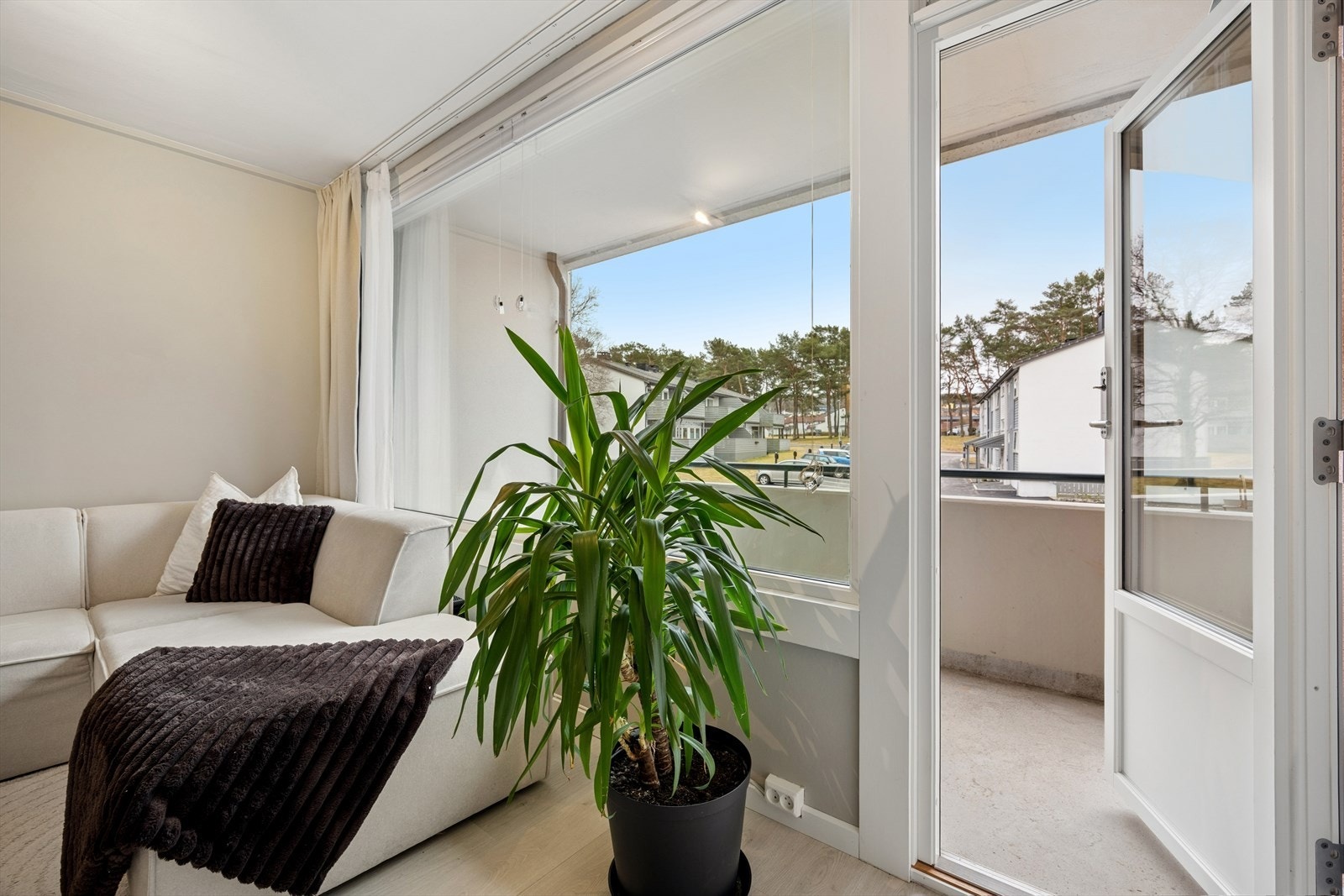 Utgang fra stuen til balkong - perfekt for solrike dager. Galleribilde