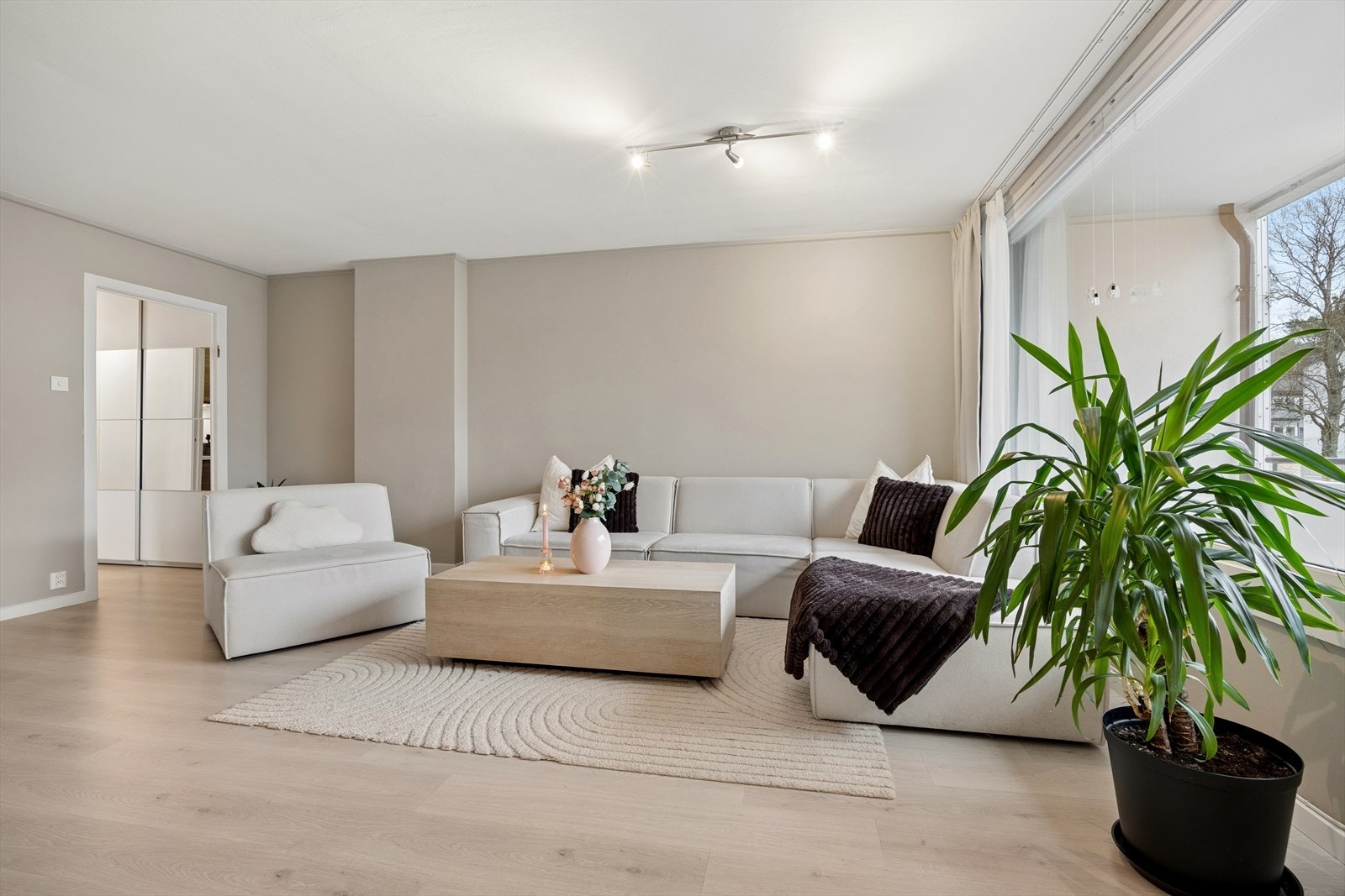 Peder Saxes gate 15 presenteres av Asbjørn Lunde Brekke v/Dnb Eiendom. Galleribilde