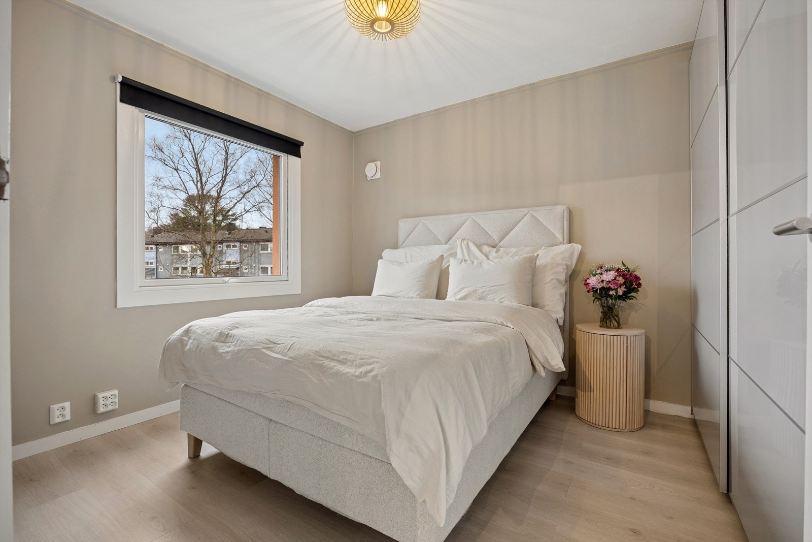 Hovedsoverom med god plass og garderobeløsning. Galleribilde