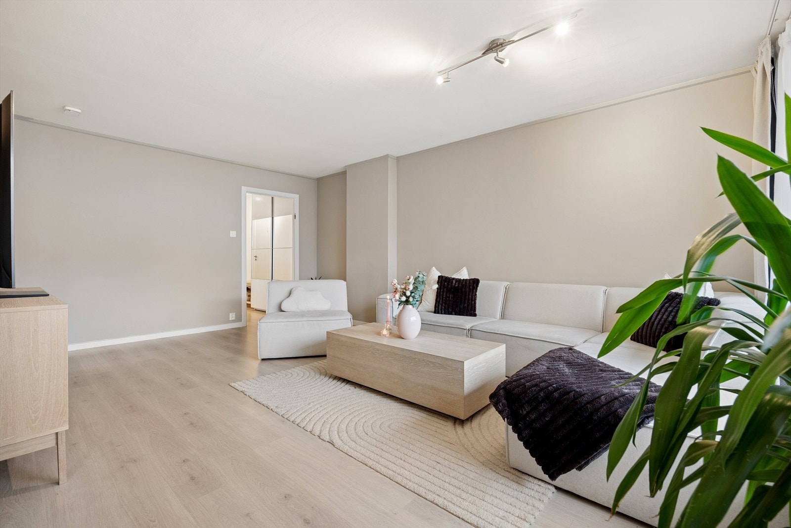 Stuen har god romfølelse og plass til ønsket møblement. Galleribilde