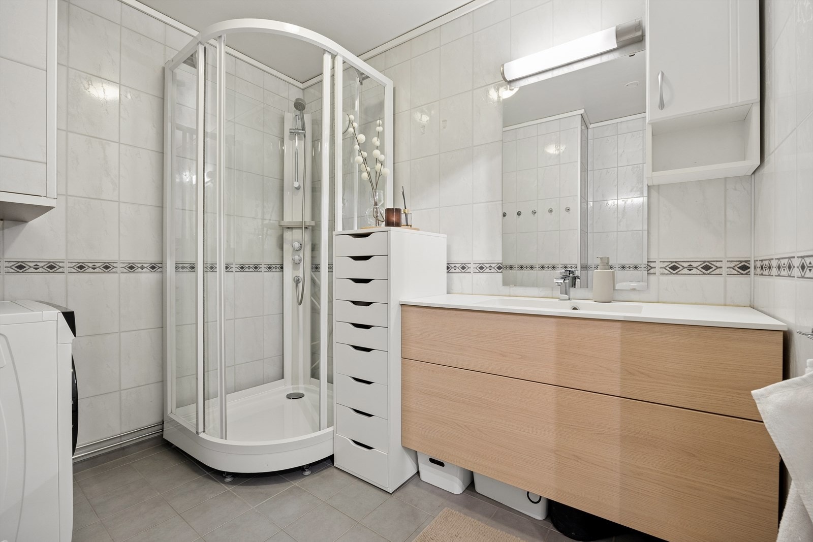 Bad med god størrelse, opplegg for vaskemaskin, bred servant og praktisk dusjløsning. Galleribilde