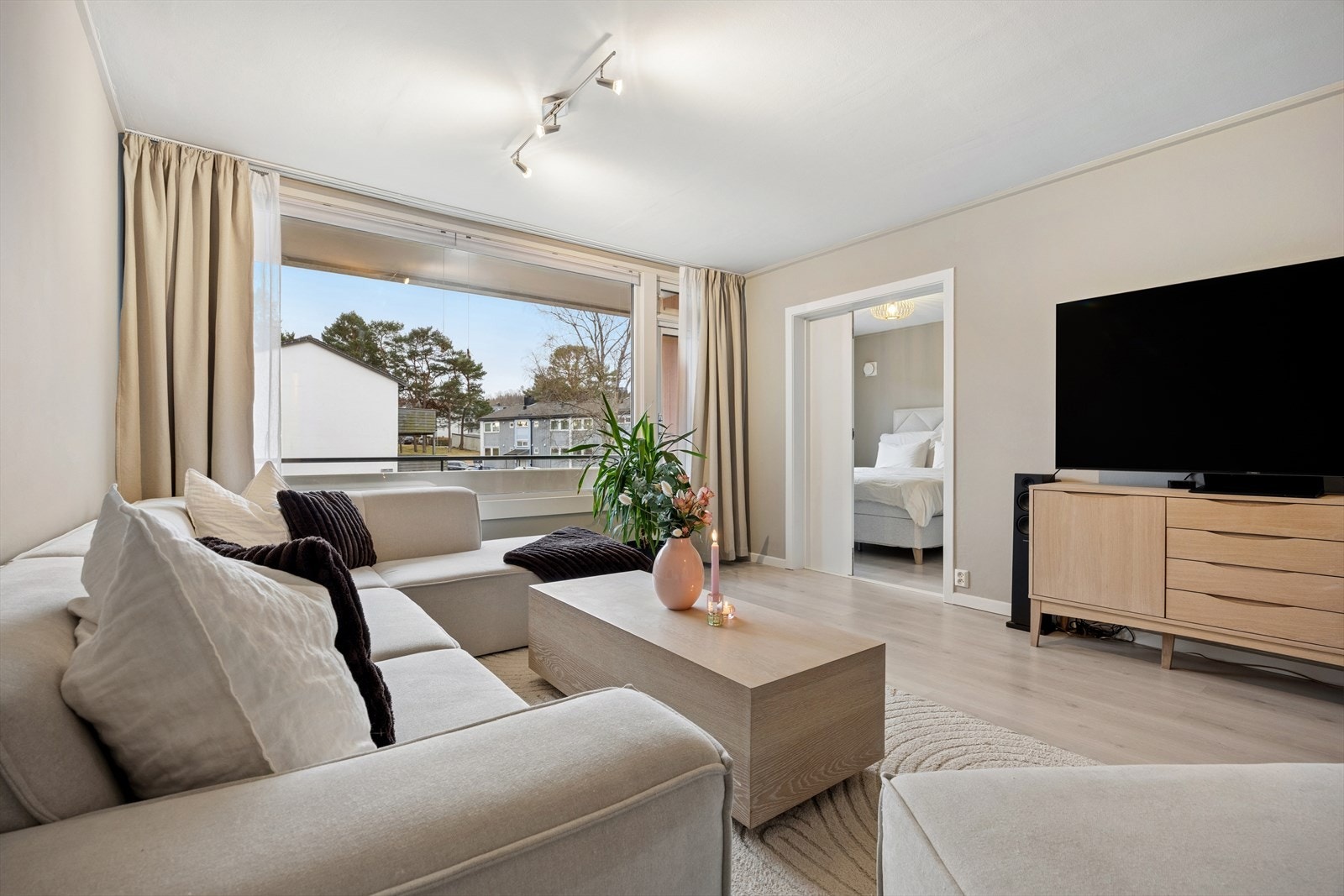 Stuen har store vindusflater som slipper inn mye dagslys. Galleribilde