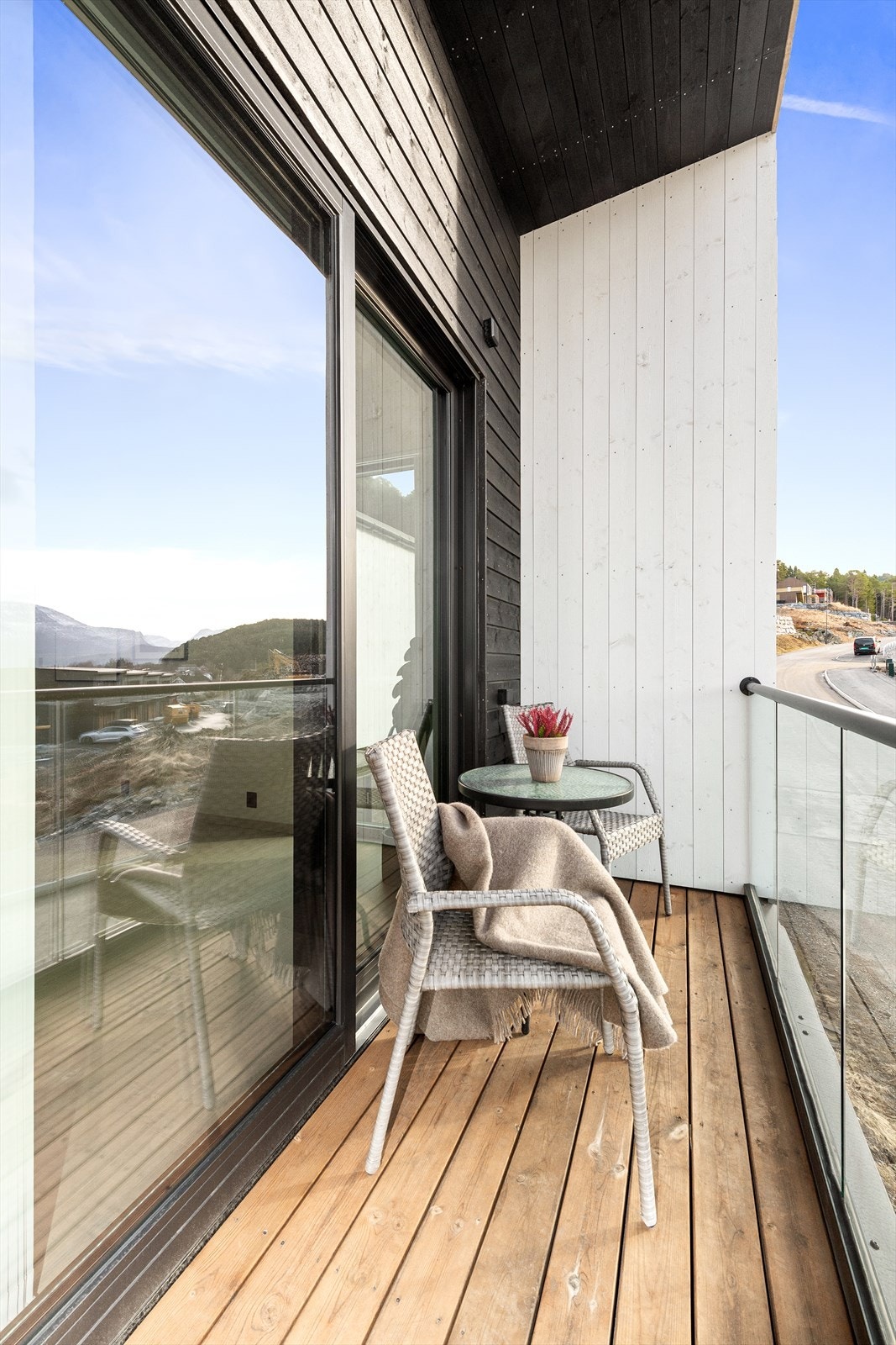 Solrik balkong med tilkomst fra stue. Galleribilde