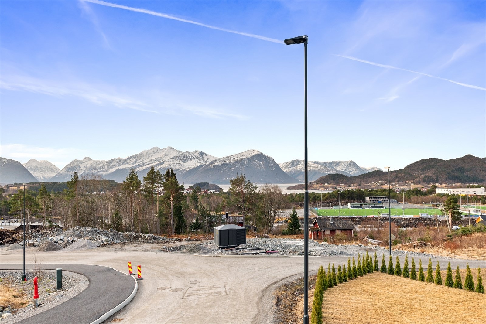 Flott utsikt mot fjord og fjell. Galleribilde