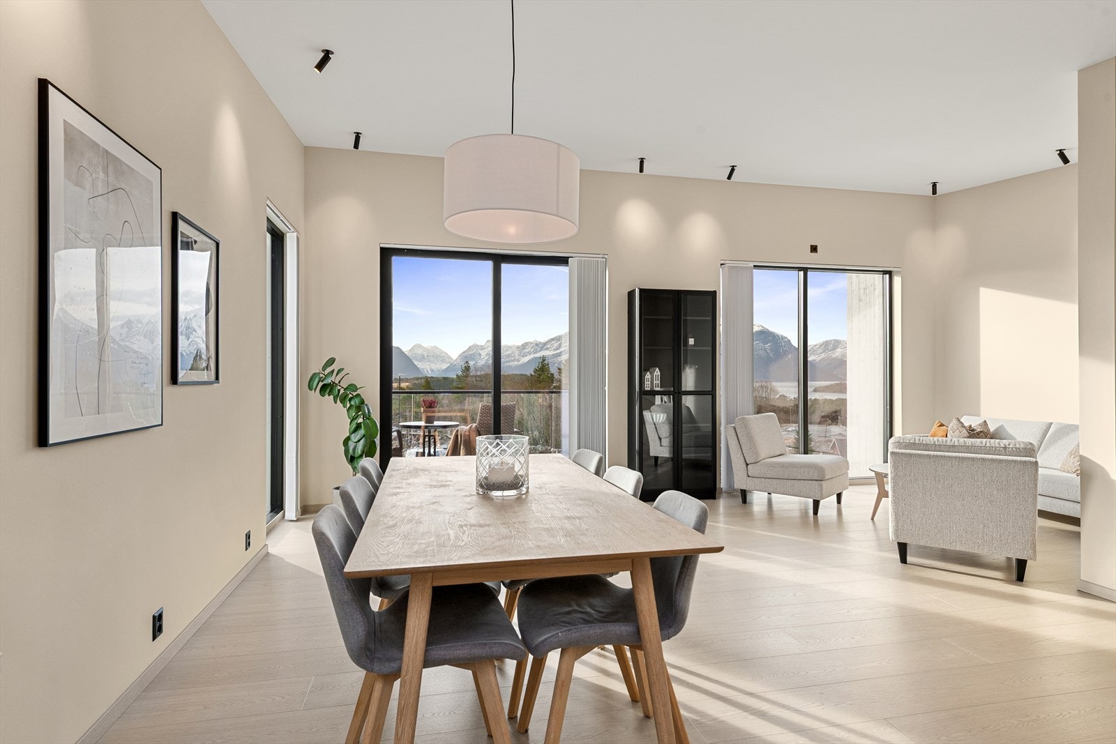 Utsikten kan nytes fra flere soner i boligen. Galleribilde