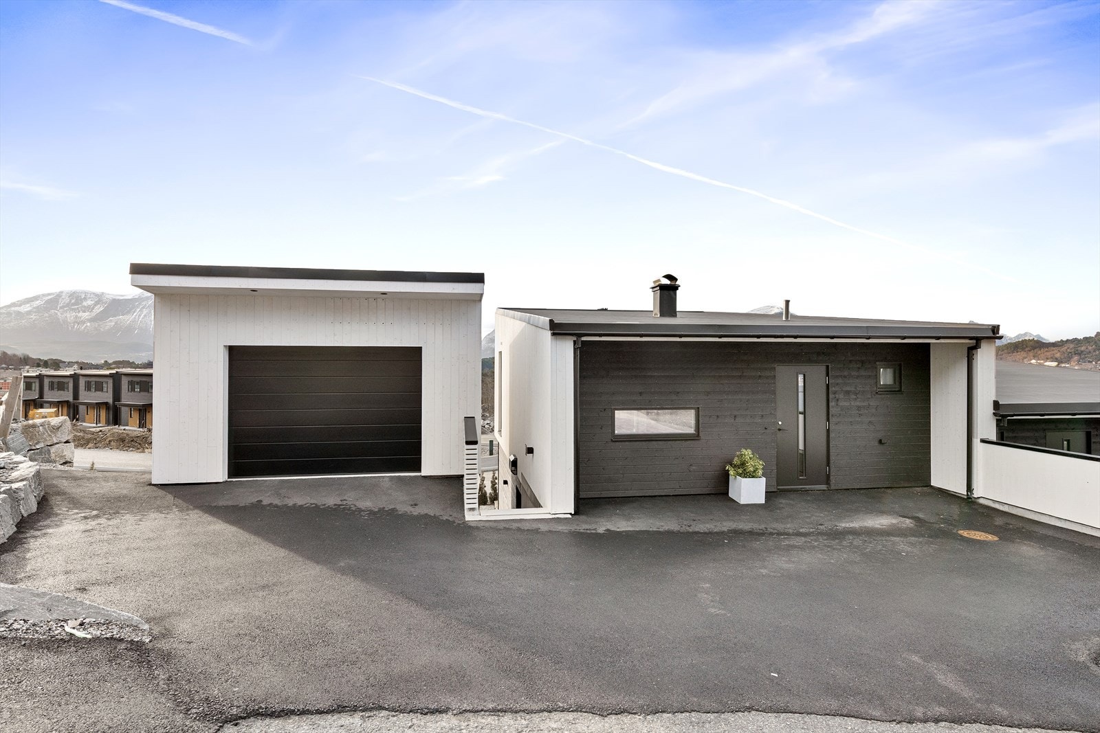 God plass til parkering også utenfor garasjen. Galleribilde