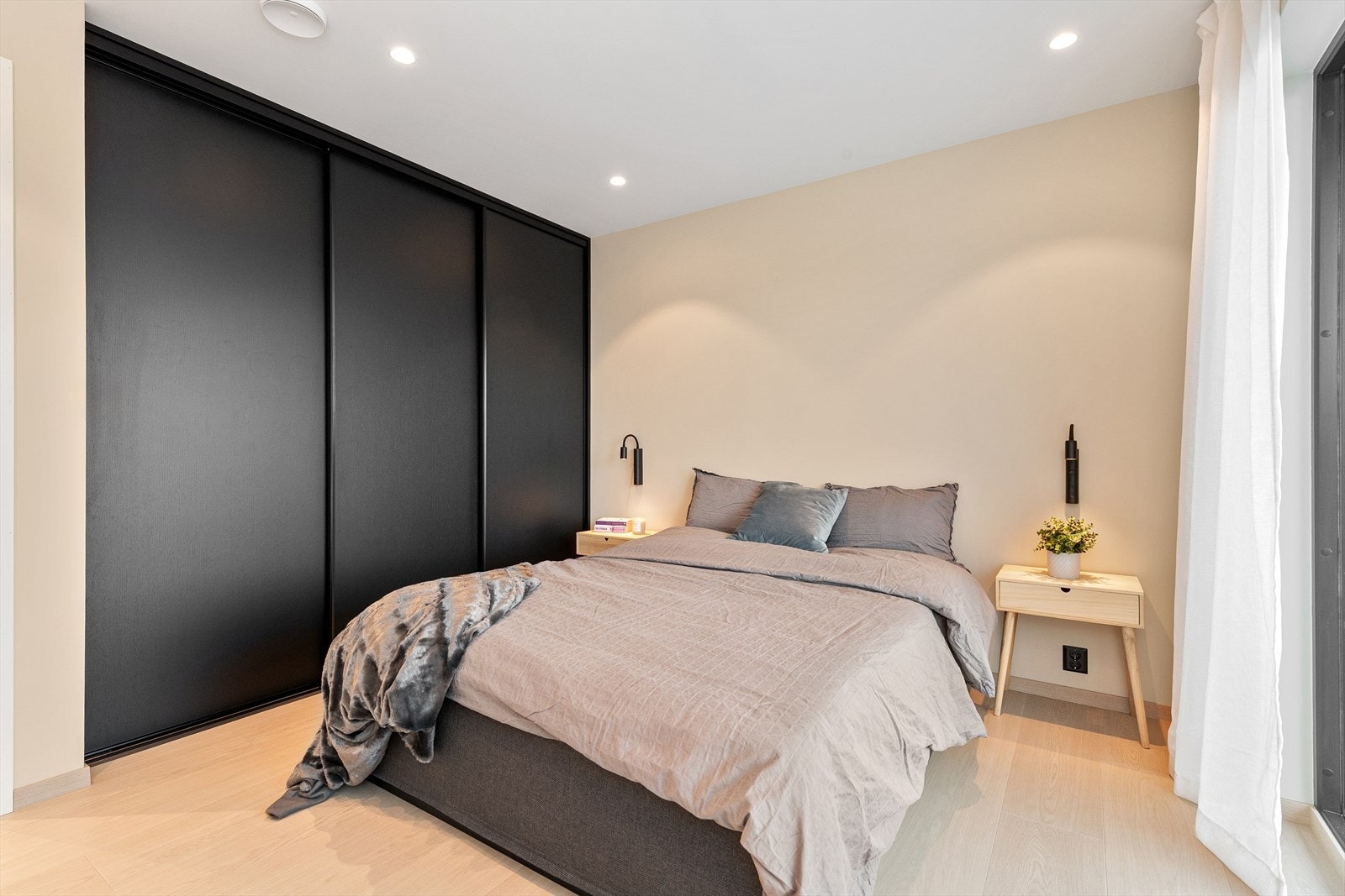 Hovedsoverommet har stor skyvedørsgarderobe. Galleribilde