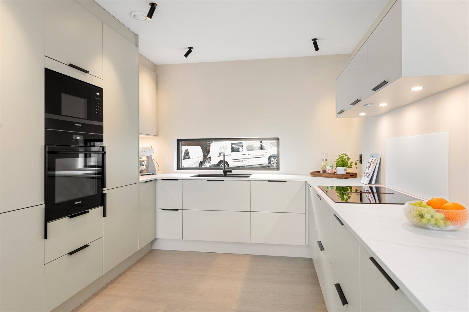 Kjøkkenet er levert fra HTH og har integrerte hvitevarer. Galleribilde