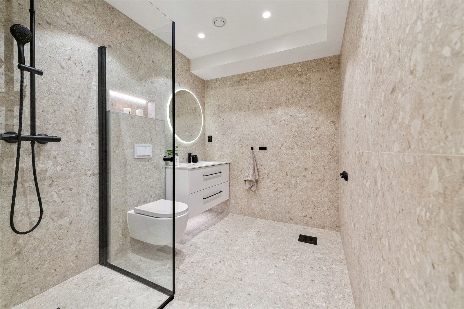 Lekkert helfliset bad/wc også i denne etasjen. Klargjort for montering av badekar. Galleribilde