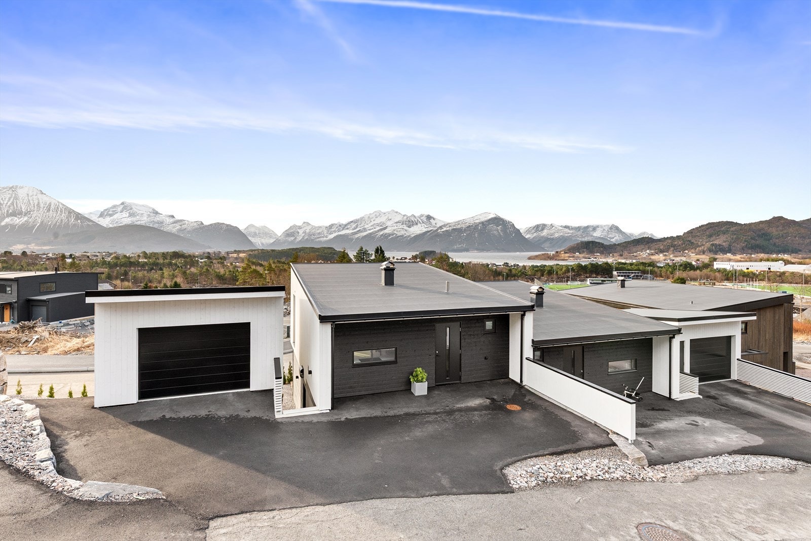 Nyere halvpart av tomannsbolig på Blindheim. Frittstående garasje med isolert bod i underetasjen. Galleribilde