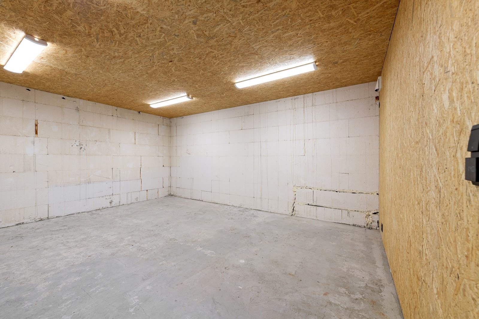 Isolert bod under garasjen med varmekabler i gulv. Boden er på hele 21 kvm. Galleribilde