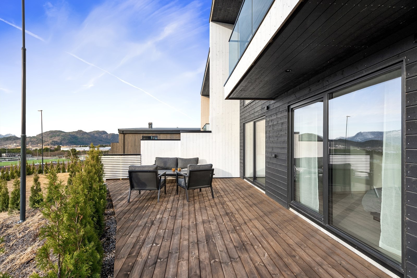 Stor terrasse med god plass til møblering. Galleribilde