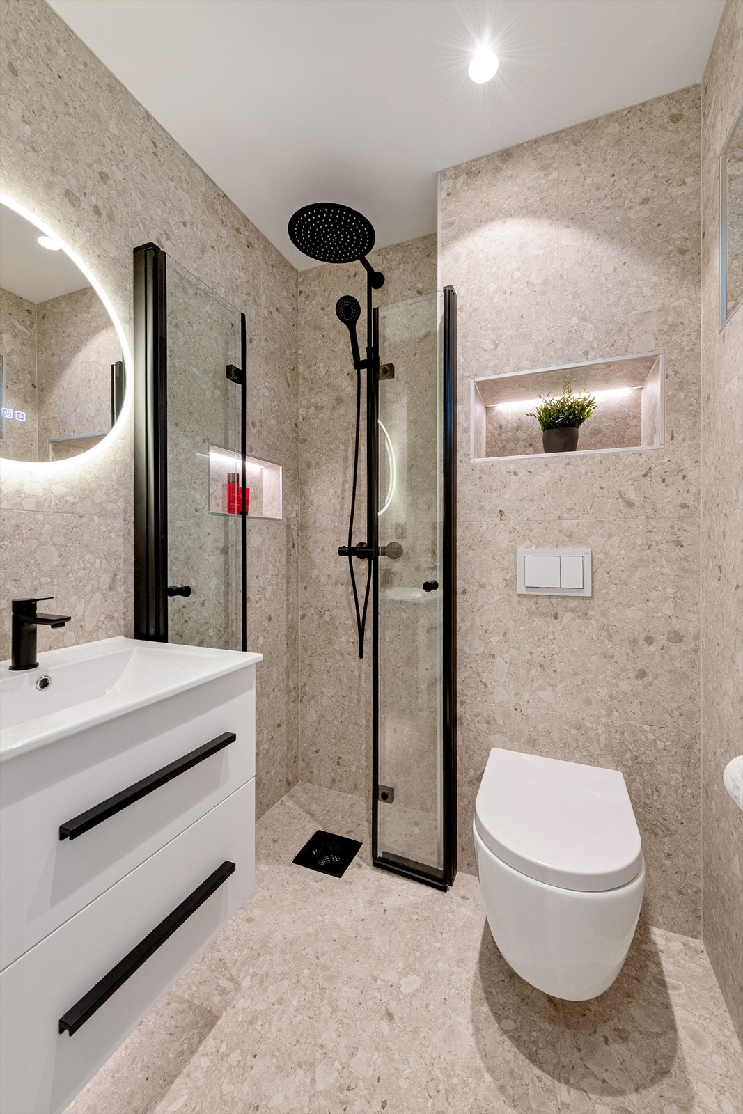 Lekkert helfliset bad/wc med varmekabler i gulv. Galleribilde