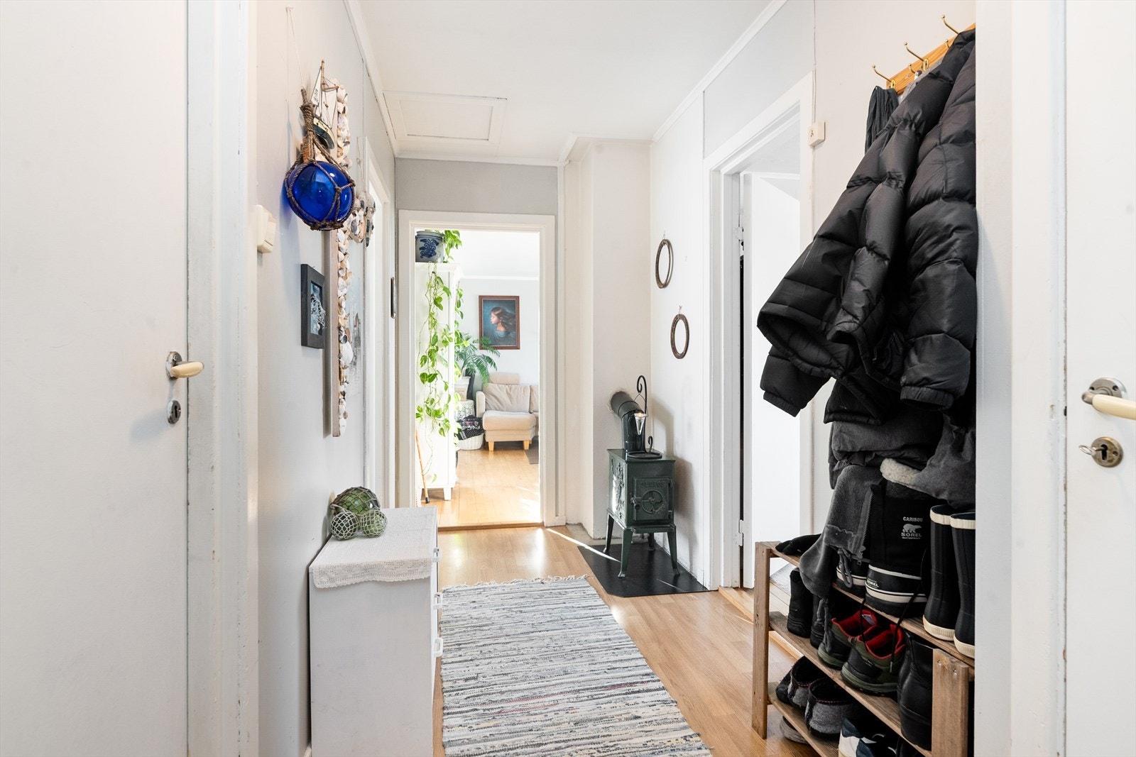 I gangen er det også etablert ildsted, med eldre vedovn. Gangen har laminatgulv og malte plater på vegger. Galleribilde