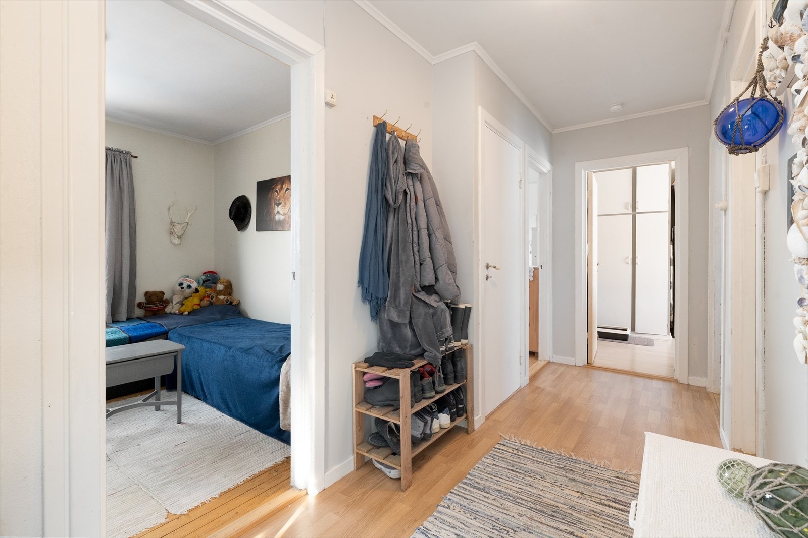 Romslig gang med plass til oppbevaring og dør til eldre, innvendig trapp mellom etasjene. Galleribilde