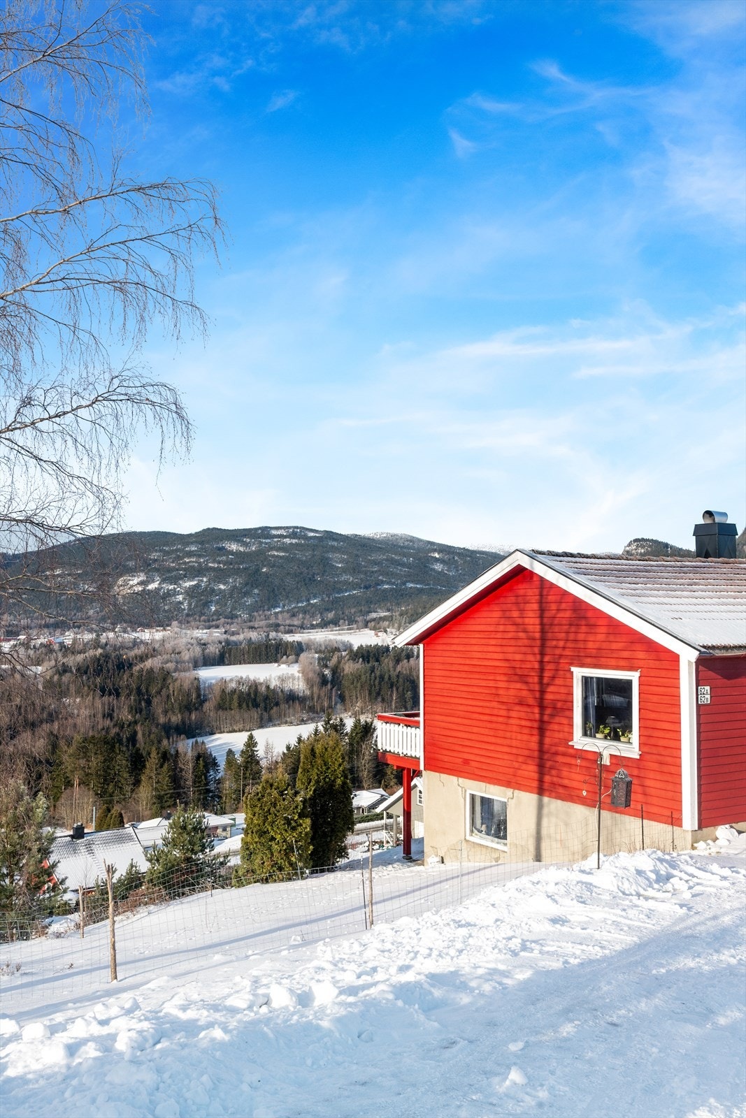 Boligområdet er rolig og barnevennlig, med barnehage og pent opparbeidet idrettsanlegg med fotballbaner rett i nærheten. Galleribilde