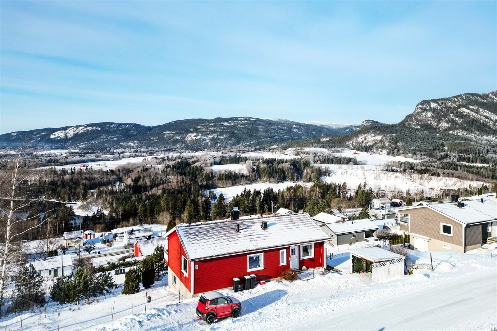 Boligen ligger høyt og fritt til, på stor tomt, med sydvestvendt veranda. Gode solforhold og nydelig utsikt! Galleribilde