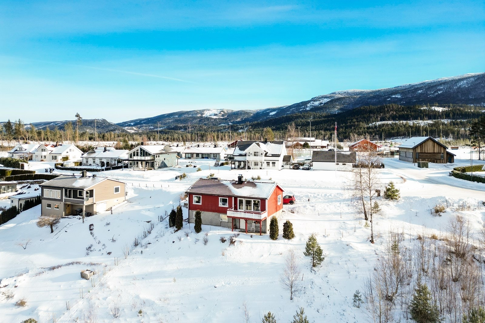 Eiendommen ligger fint og sentralt til på Nordagutu, i et etablert boligområde hovedsakelig bestående av frittliggende eneboliger. Galleribilde