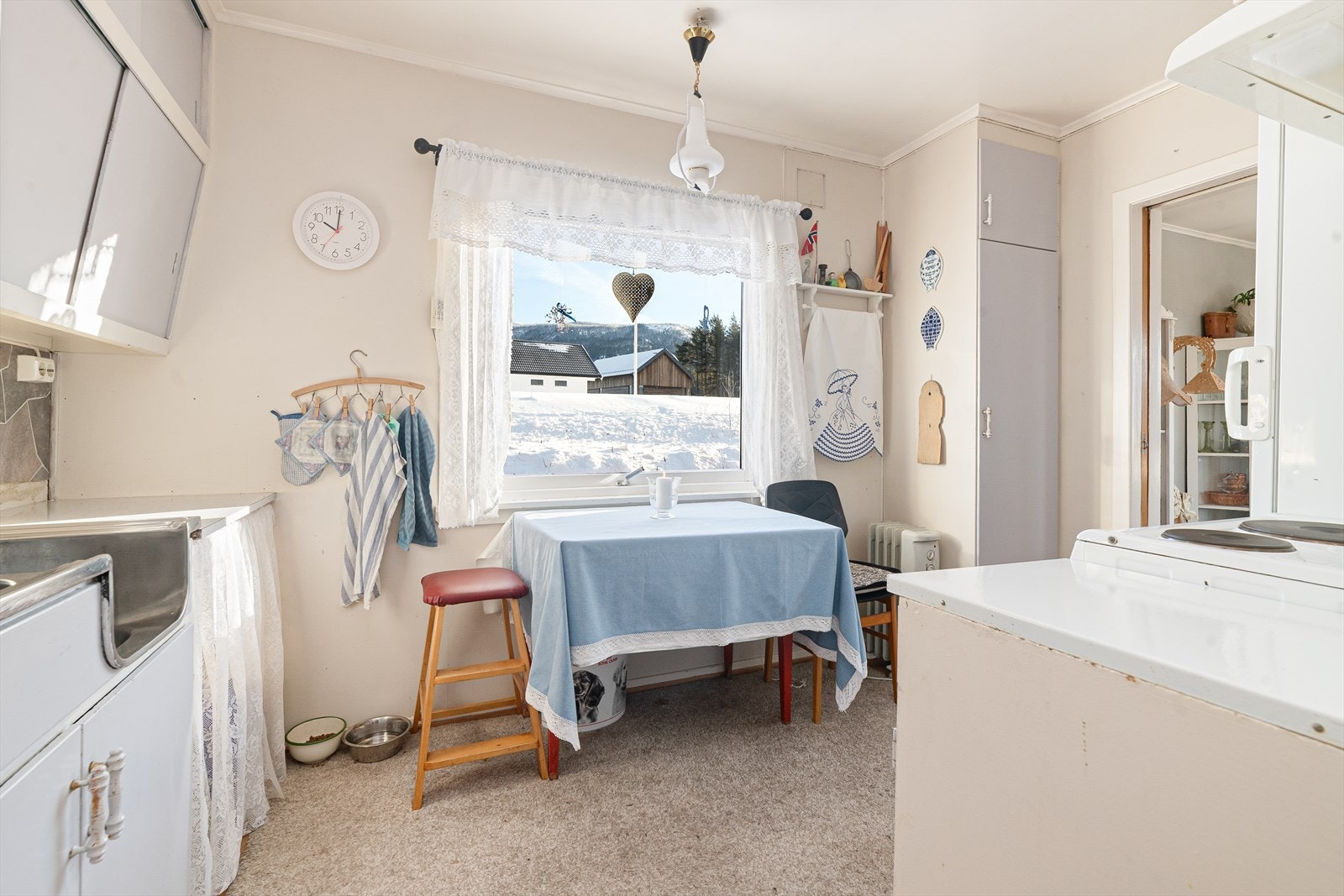 Benkeplate i laminat og heltrukket benkebeslag i rustfritt stål. Det er avsatt plass til frittstående hvitevarer. Galleribilde