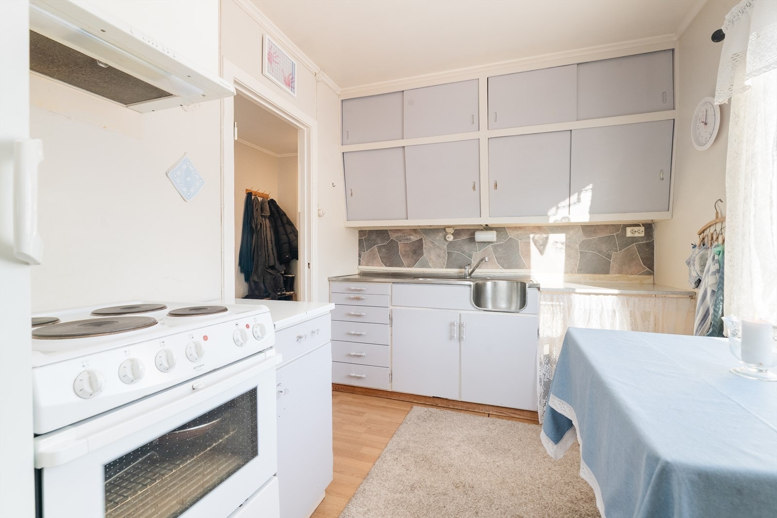 Innredningen har godt med skapplass og fronter i glatt utførelse. Belegg på vegg mellom over- og underskap. Galleribilde