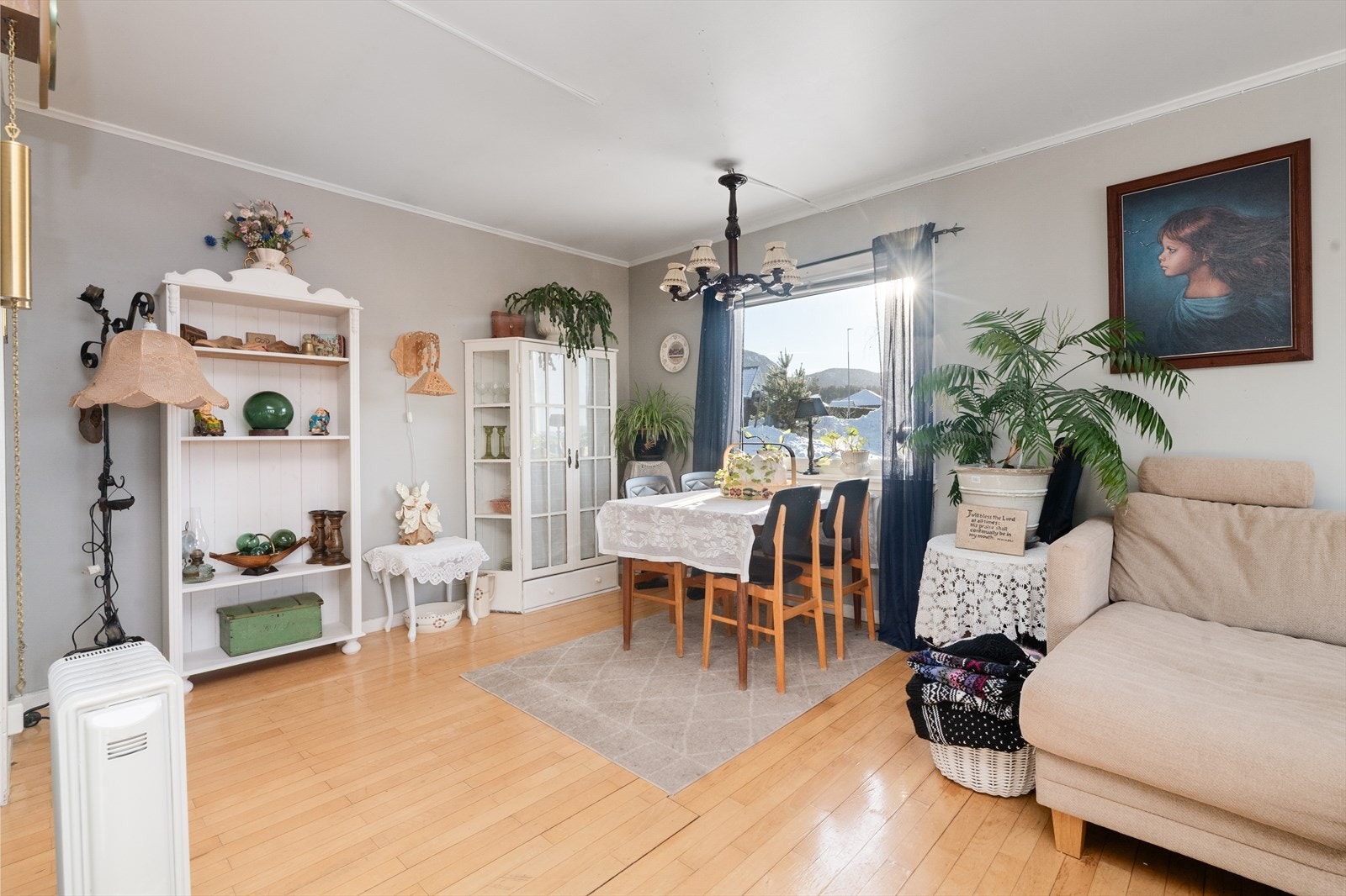 Overflater består av tregulv, samt malte plater på vegger og i tak. Galleribilde