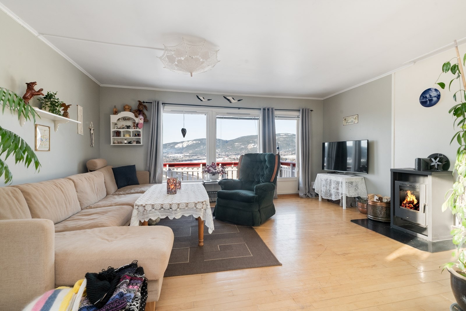 Det er også montert vedovn, som sørger for lun og god varme på kaldere dager. Galleribilde