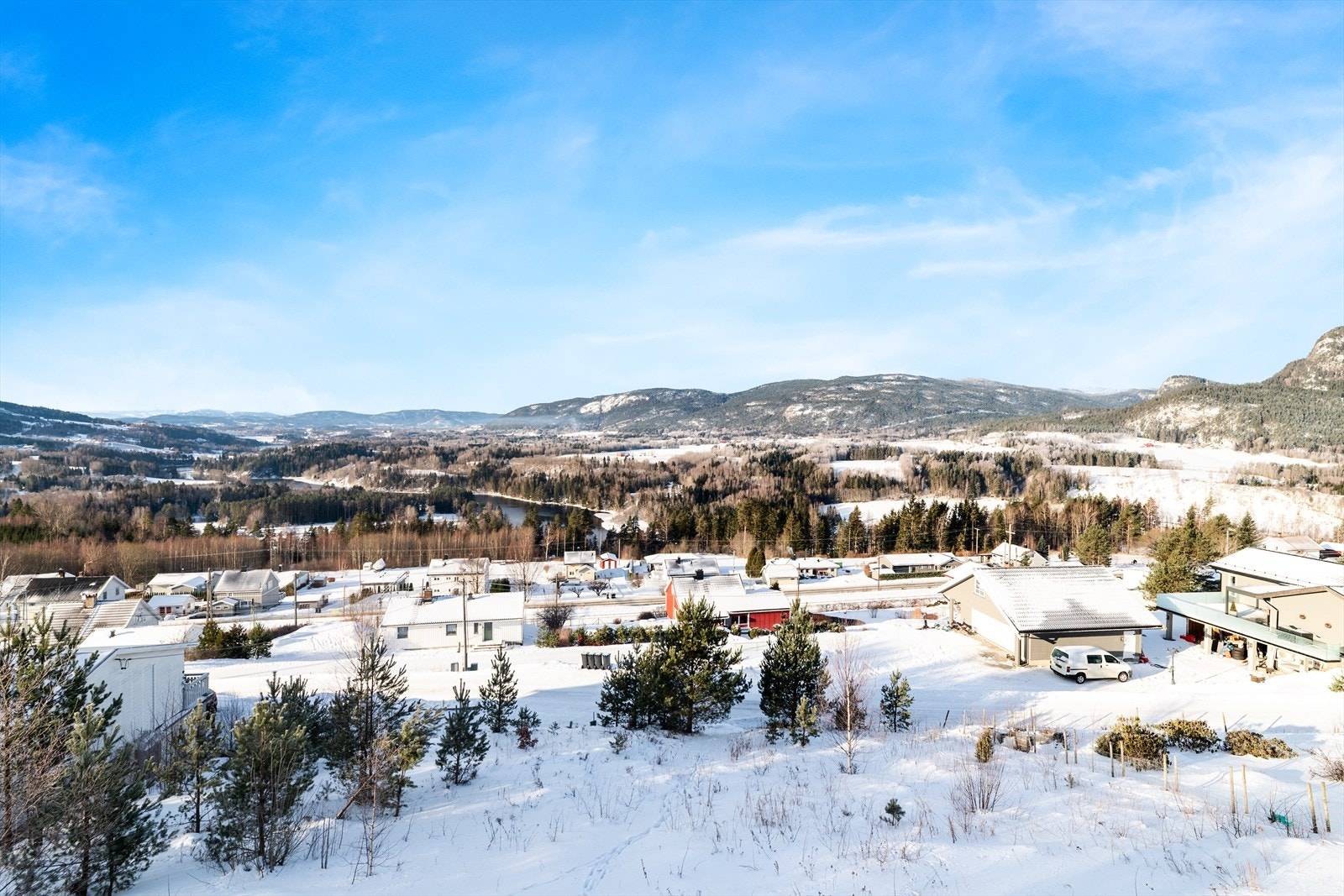 Dagligvarehandelen kan gjøres ved Joker Nordagutu, som ligger innen gangavstand. Gangavstand er det også Nordagutu stasjon. Galleribilde