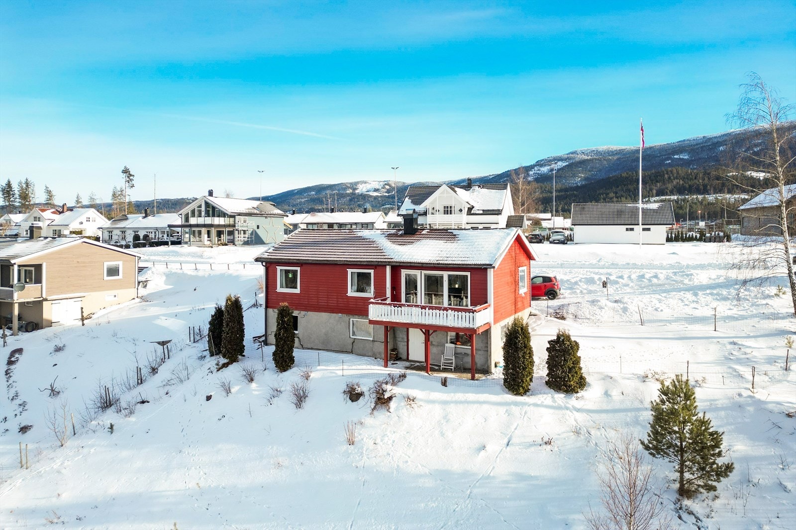 Boligen er i matrikkelen registrert som enebolig med hybel/sokkelleilighet og har to adresser, samt to bruksenhetsnummer. Konferer megler. Galleribilde